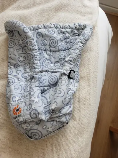 Adaptador recién nacido para mochila Ergobaby - miniatura 1