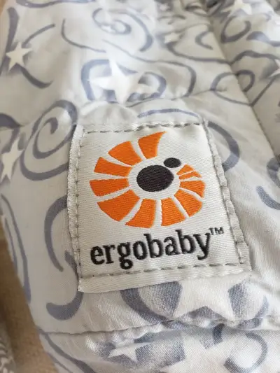 Adaptador recién nacido para mochila Ergobaby - miniatura 2