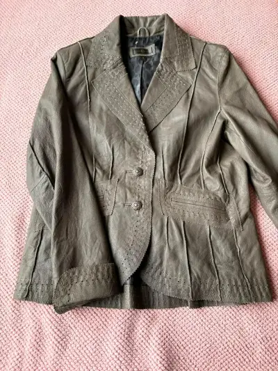 Chaqueta de cuero gris para mujer - miniatura 1