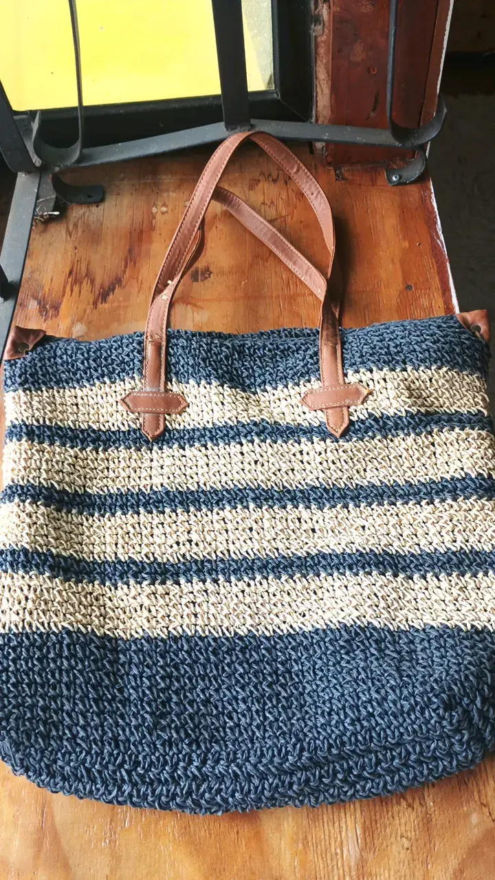 Bolso de paja tejido a rayas azul y beige - 1