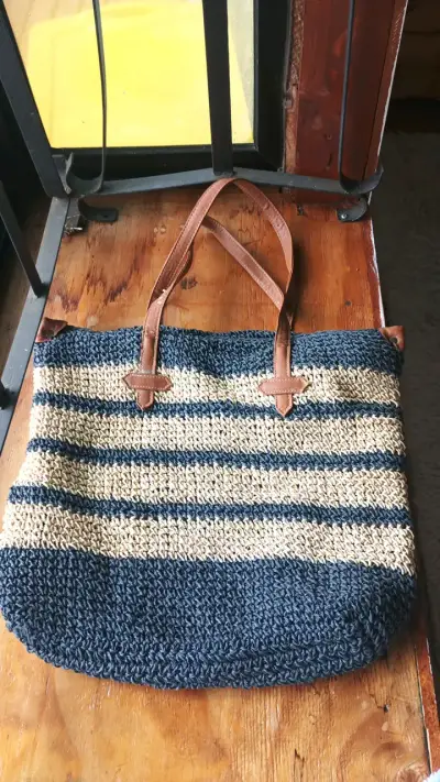 Bolso de paja tejido a rayas azul y beige - miniatura 2