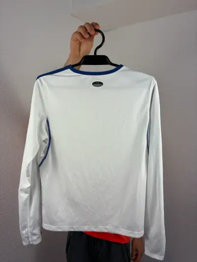 ♻️Polera deportiva blanca y azul Under Armour - miniatura 2