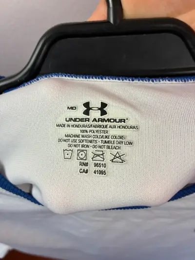 ♻️Polera deportiva blanca y azul Under Armour - miniatura 3