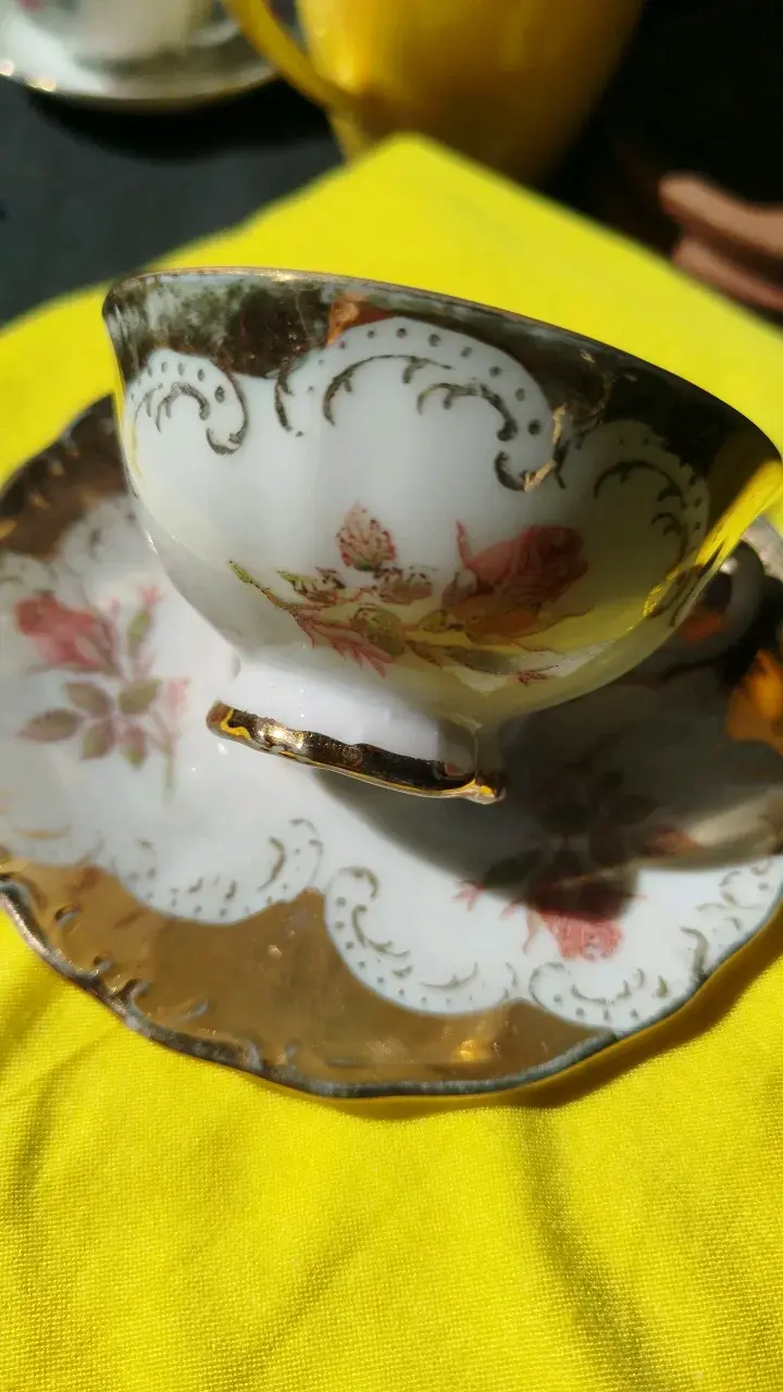 Taza de café alemana con detalles dorados - 1