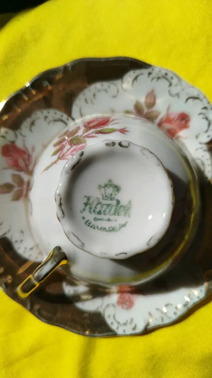 Taza de café alemana con detalles dorados - 2