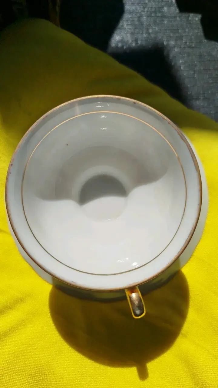 Taza de café alemana con detalles dorados - 4