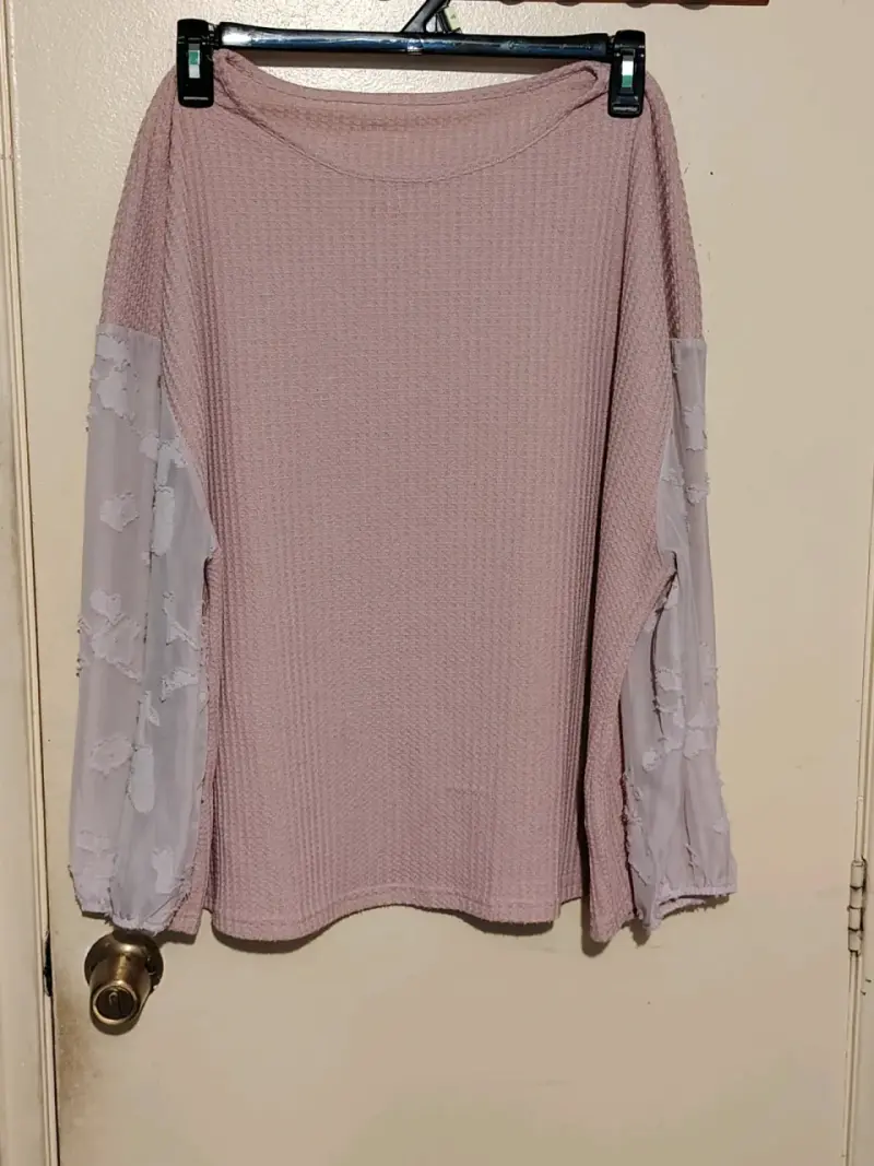 Blusa rosa con mangas de encaje floral