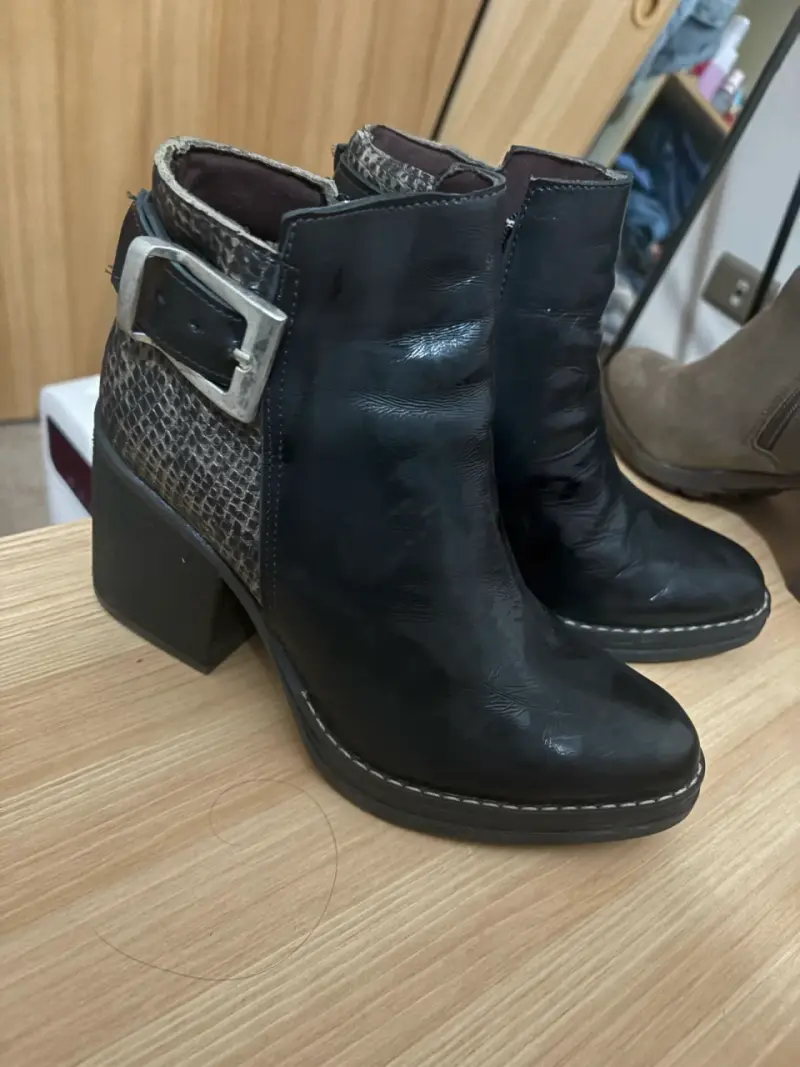 Botines de cuero negro con tacón y hebilla - 1