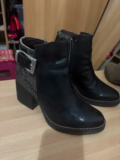 Botines de cuero negro con tacón y hebilla - miniatura 2