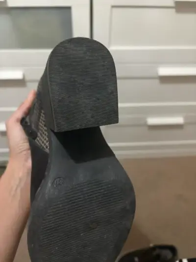 Botines de cuero negro con tacón y hebilla - miniatura 3
