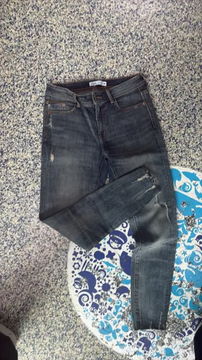 Jeans Zara desgastados para mujer - miniatura 3