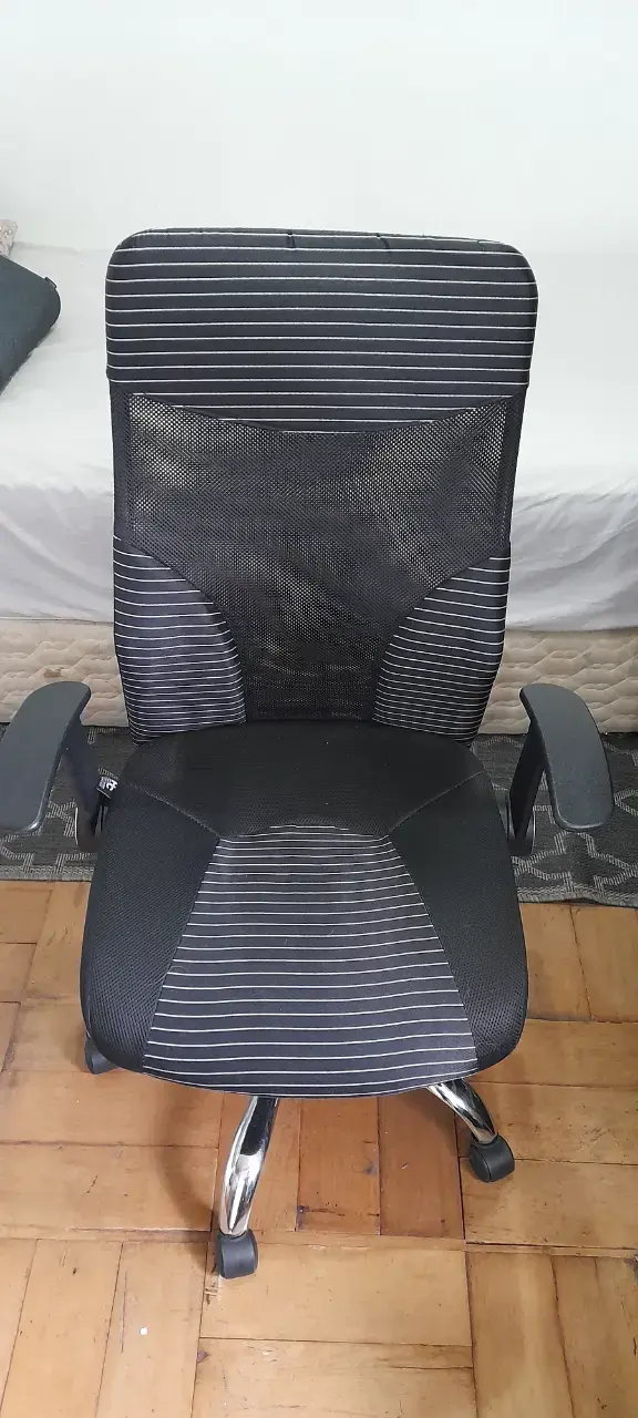 Silla de Oficina Ergonómica Negra con Reposabrazos - 1