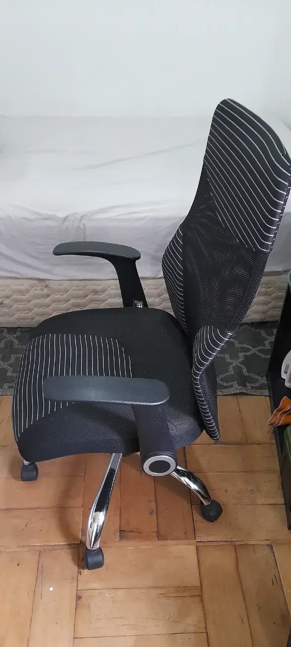Silla de Oficina Ergonómica Negra con Reposabrazos - 2