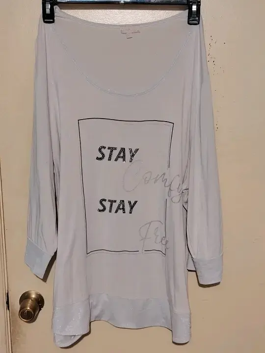 Polera beige con diseño 'Stay'