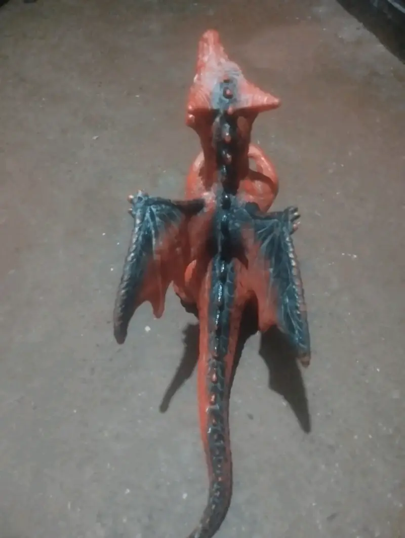 Figura de dragón rojo con alas - 1