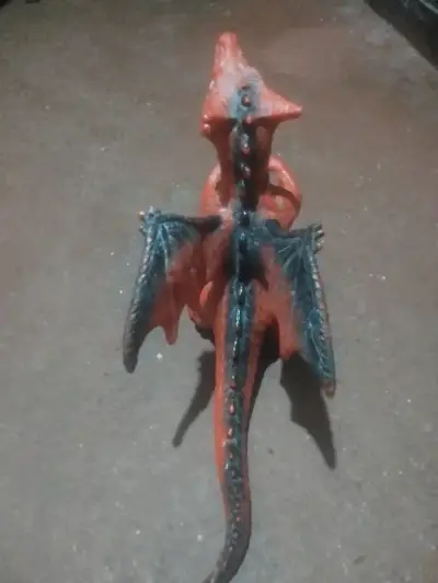 Figura de dragón rojo con alas - miniatura 1