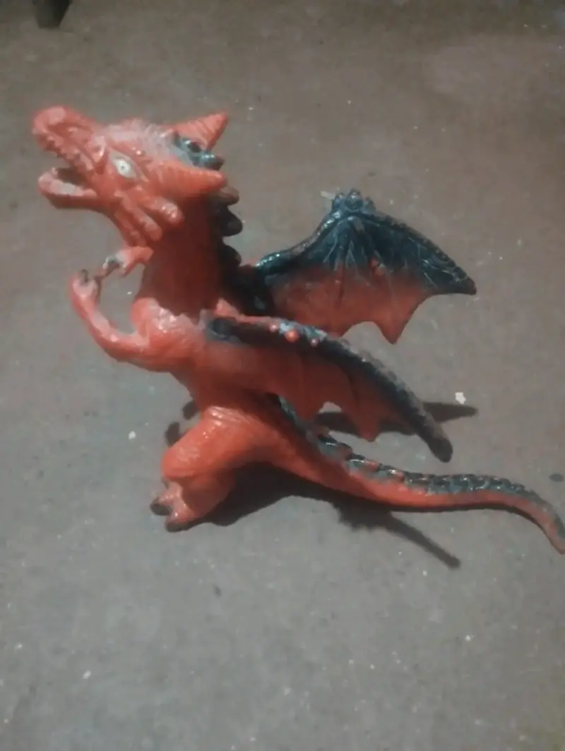 Figura de dragón rojo con alas - 2