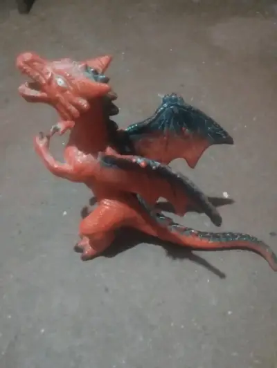 Figura de dragón rojo con alas - miniatura 2