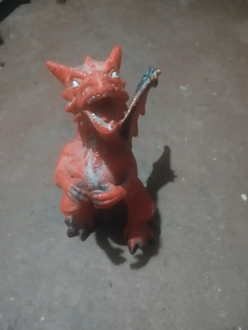 Figura de dragón rojo con alas - 3