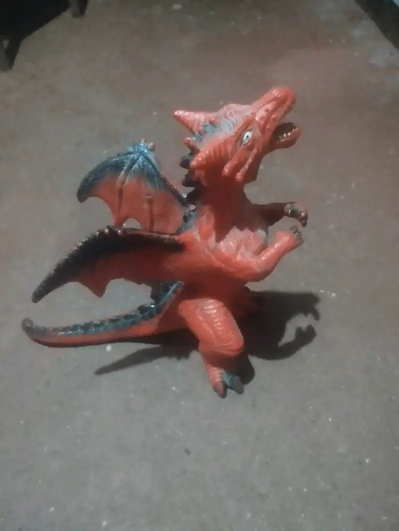 Figura de dragón rojo con alas - 4