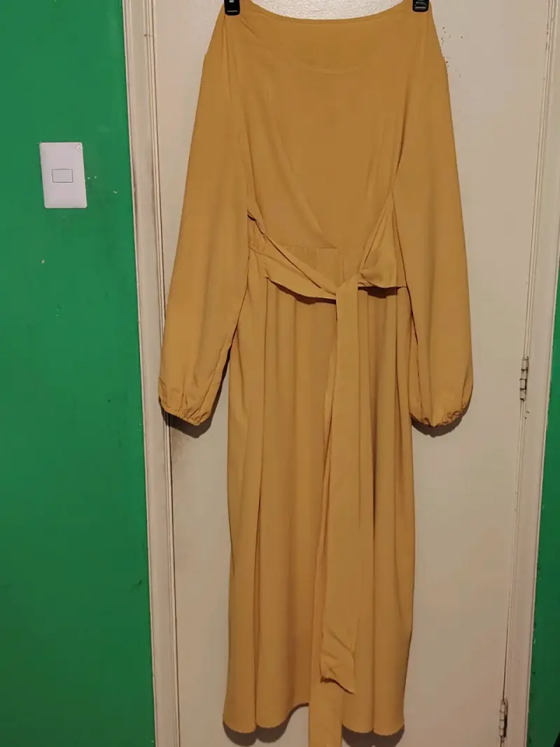 Vestido largo amarillo con cinturón