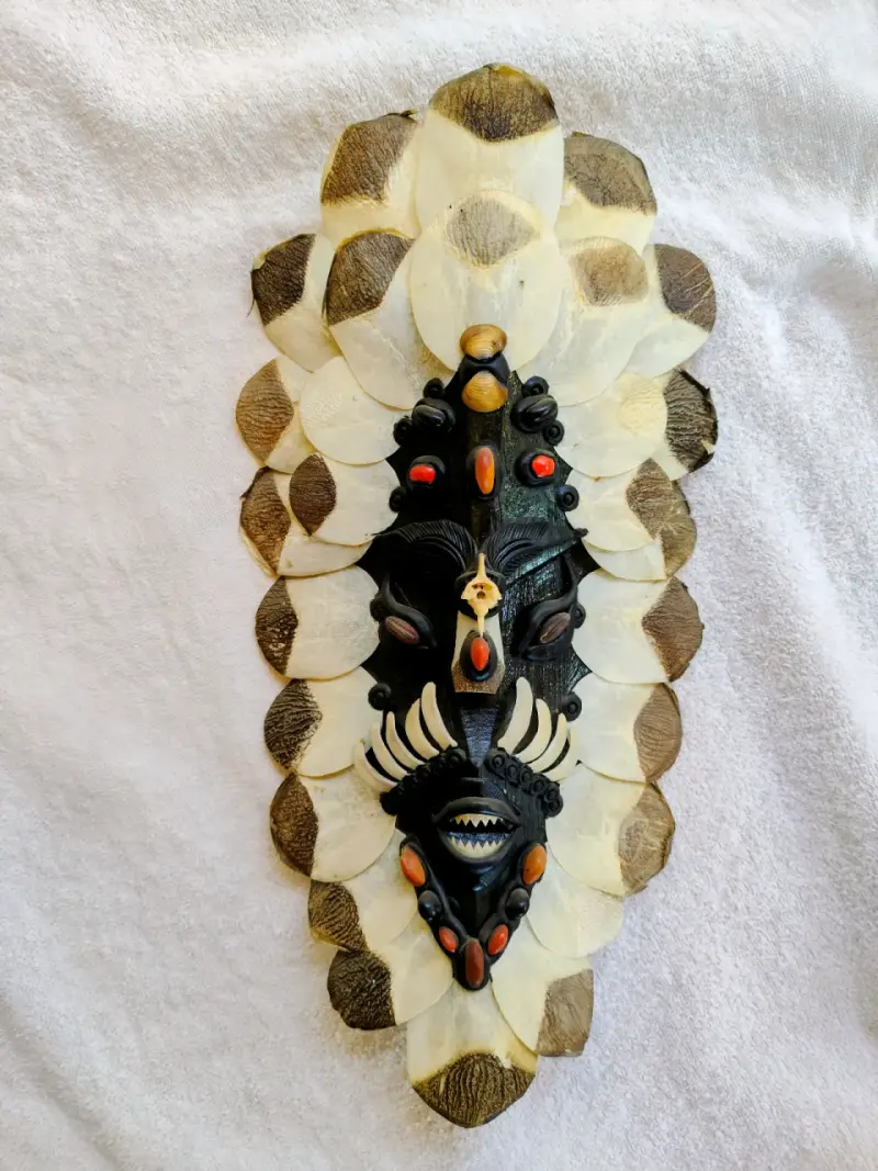 Máscara decorativa artesanal con conchas y madera - 1