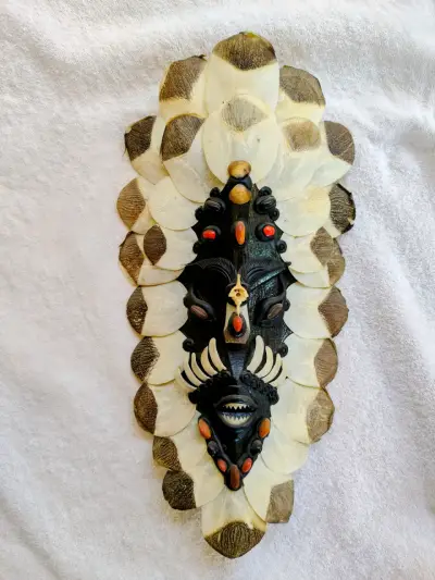 Máscara decorativa artesanal con conchas y madera - miniatura 1
