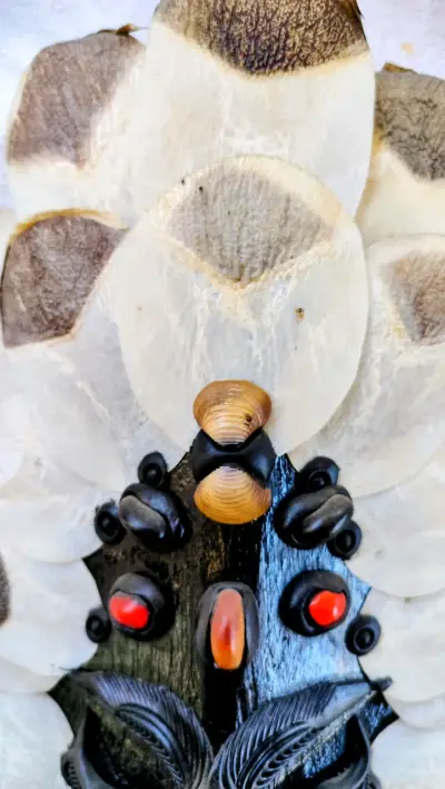 Máscara decorativa artesanal con conchas y madera - miniatura 3