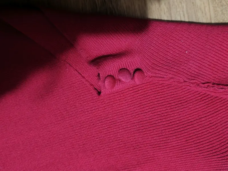 Vestido rojo sin mangas con cuello alto - 2