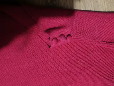 Vestido rojo sin mangas con cuello alto - miniatura 2