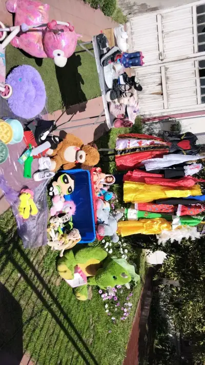 Lote de disfraces y juguetes para niños - miniatura 1