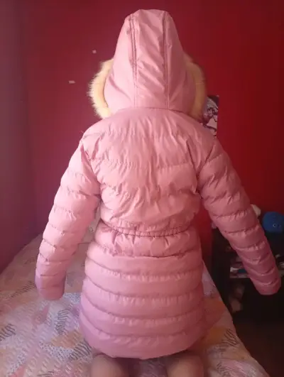 Abrigo de invierno rosado con capucha de piel sintética - miniatura 2