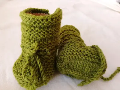 Botines de lana tejidos a mano para bebé - miniatura 3