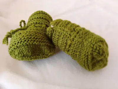 Botines de lana tejidos a mano para bebé - miniatura 4