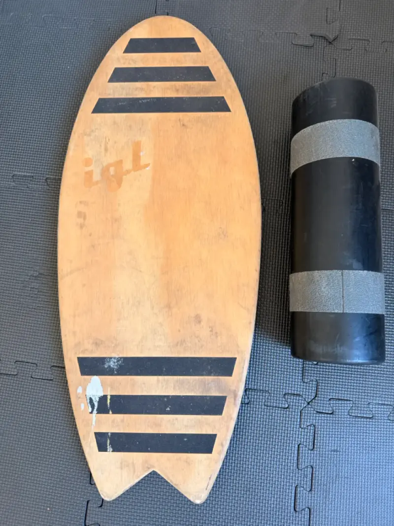 Tabla de equilibrio de madera con rodillo