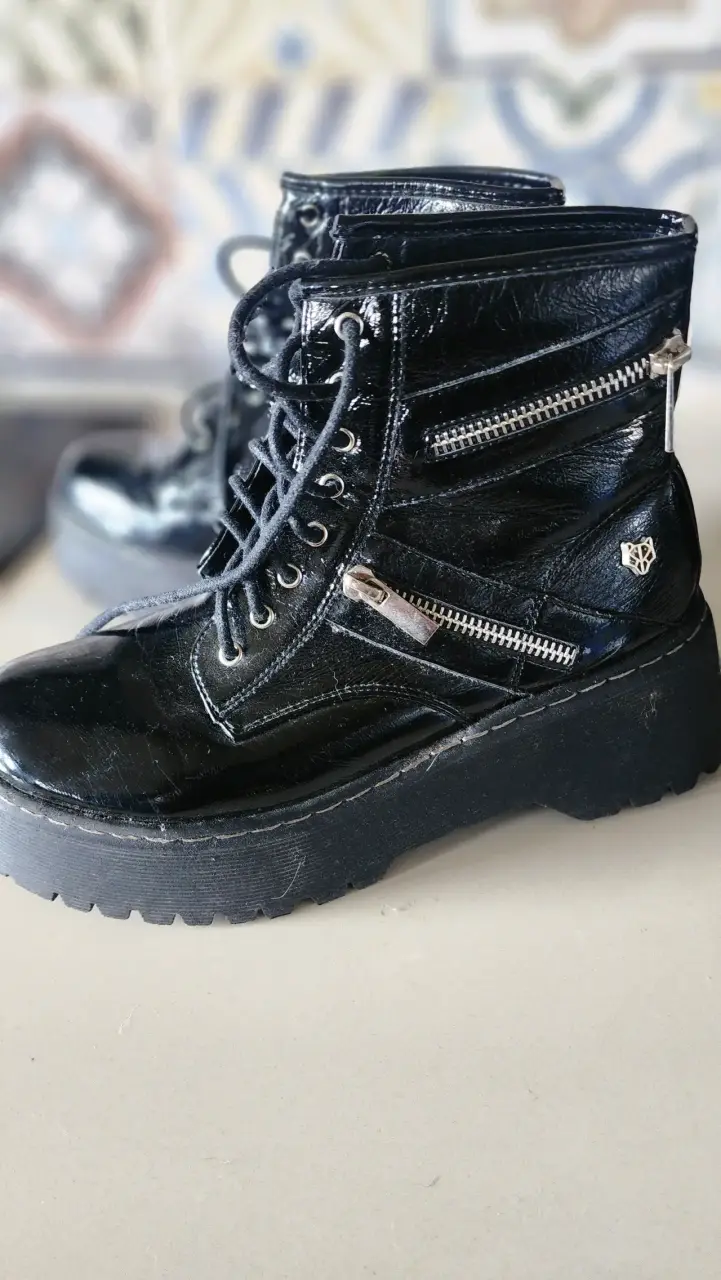 Botines Negros de Cuero con Plataforma y Cierres - 1