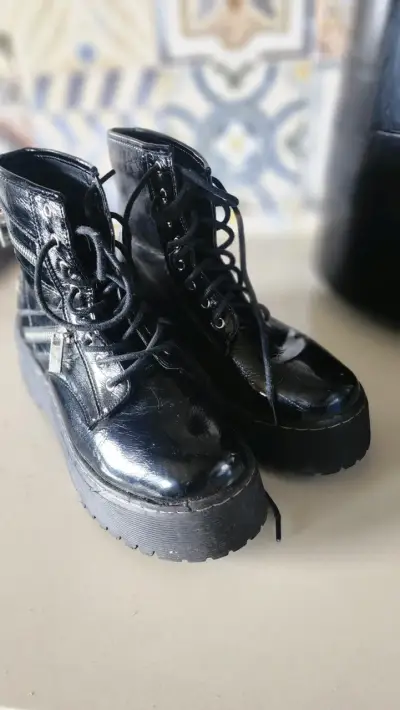 Botines Negros de Cuero con Plataforma y Cierres - miniatura 2