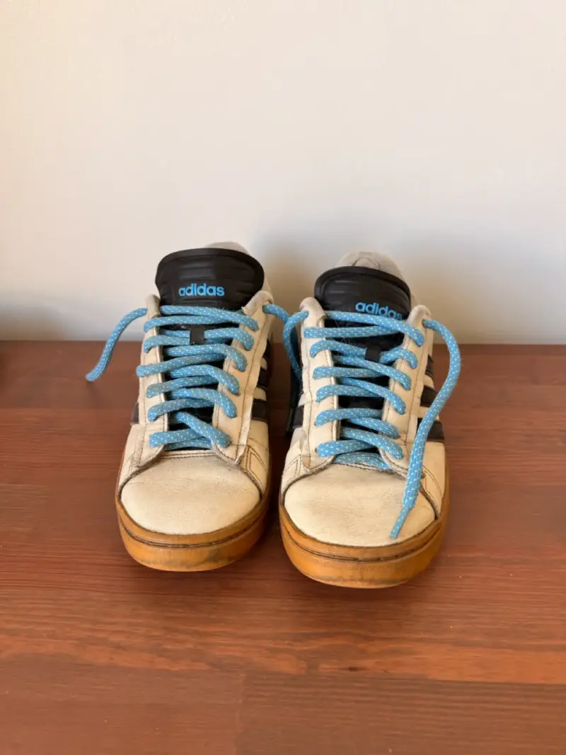 Zapatillas Adidas blancas con cordones azules - 1