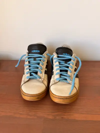 Zapatillas Adidas blancas con cordones azules - miniatura 1