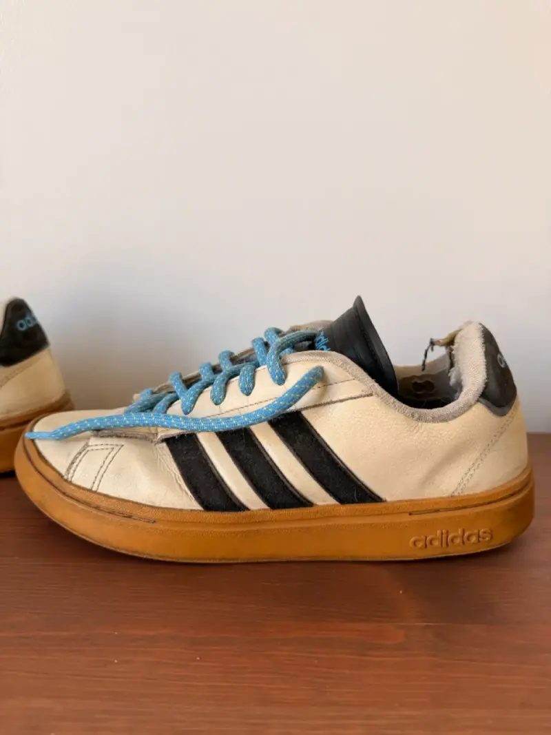 Zapatillas Adidas blancas con cordones azules - 2