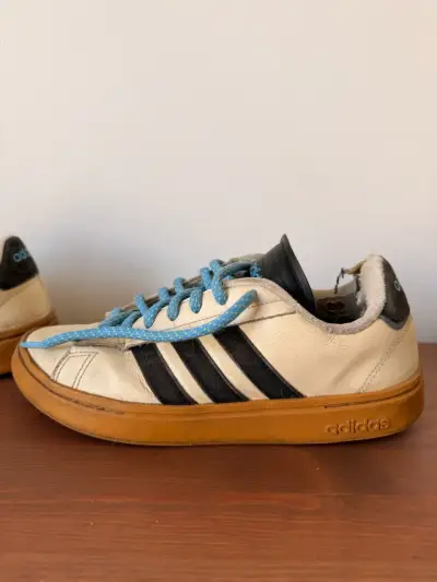 Zapatillas Adidas blancas con cordones azules - miniatura 2