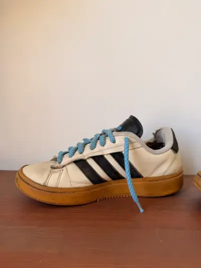 Zapatillas Adidas blancas con cordones azules - miniatura 3