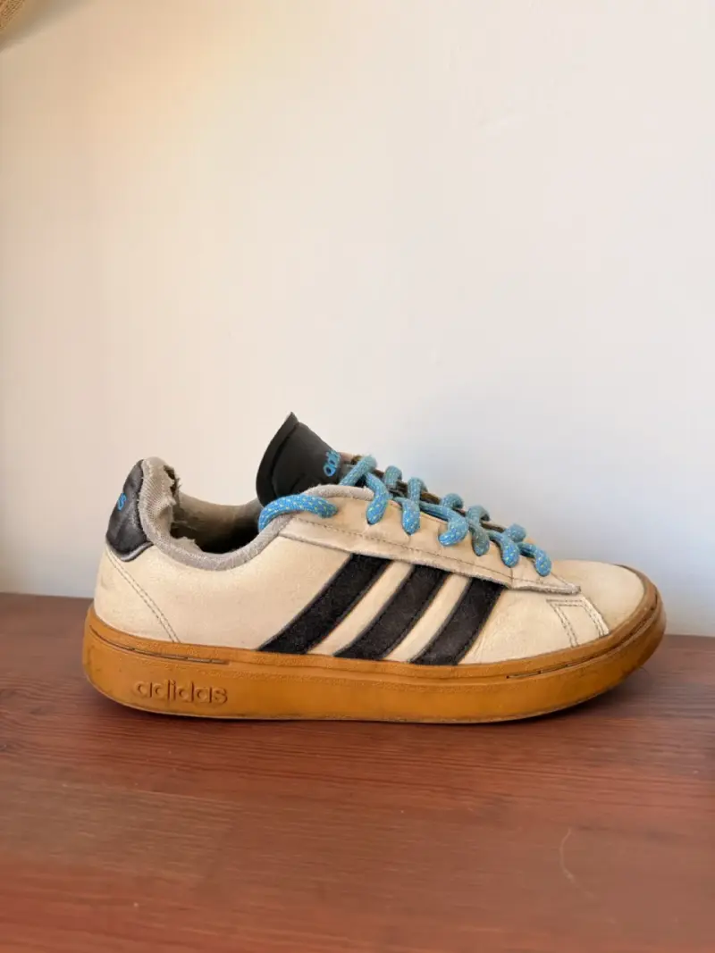 Zapatillas Adidas blancas con cordones azules - 4