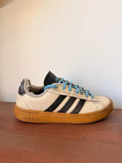 Zapatillas Adidas blancas con cordones azules - miniatura 4