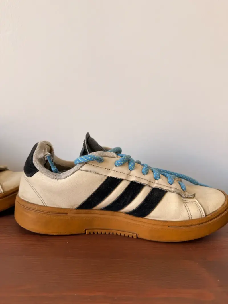 Zapatillas Adidas blancas con cordones azules - 5