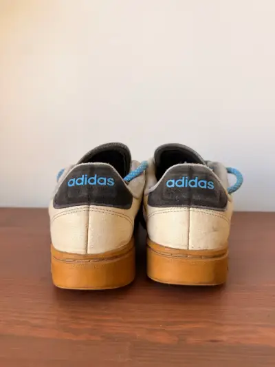 Zapatillas Adidas blancas con cordones azules - miniatura 6