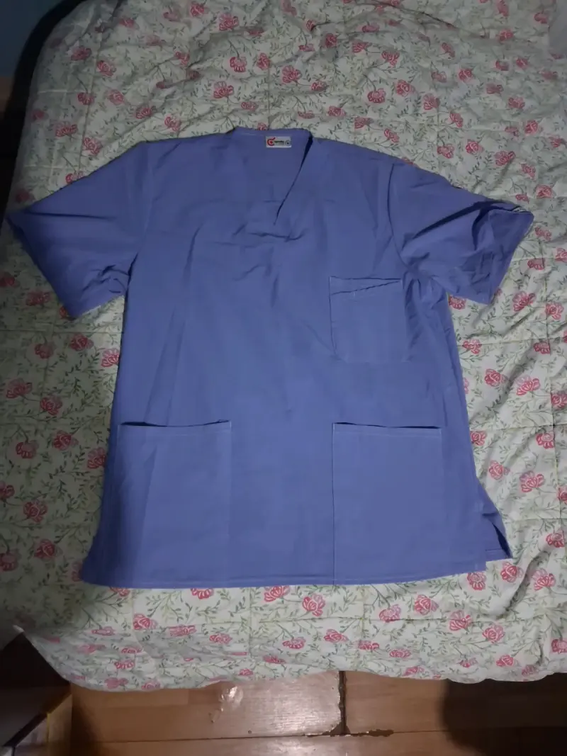 Uniforme médico azul con bolsillos - 1