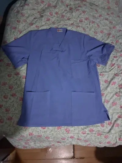 Uniforme médico azul con bolsillos - miniatura 1