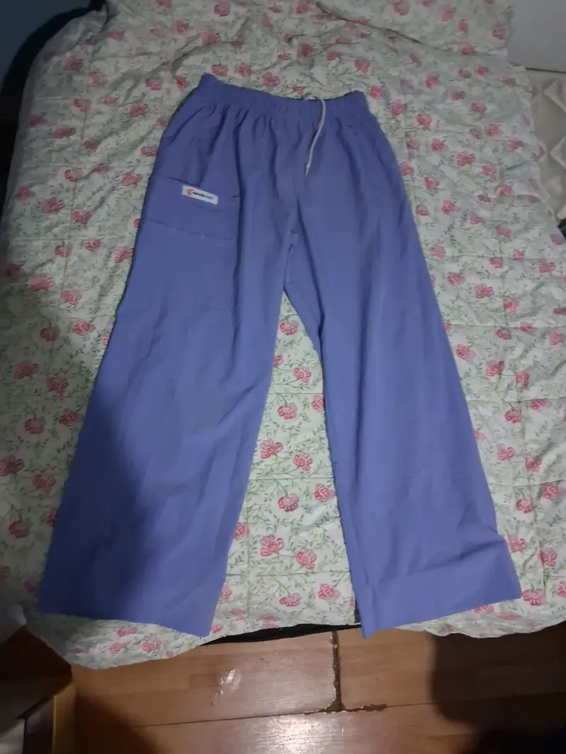 Uniforme médico azul con bolsillos - 2