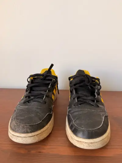 Zapatillas Adidas negras y amarillas 41 - miniatura 1